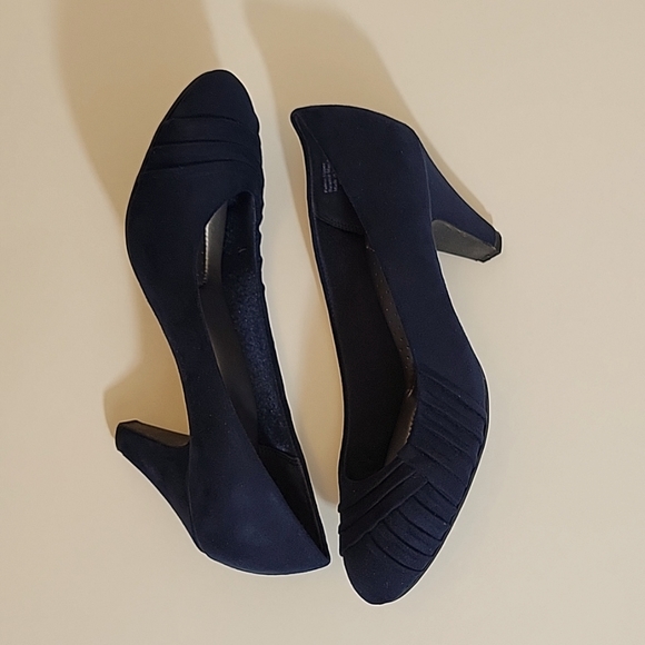 Abella Suede Shoes, VGUC - Picture 3 of 9